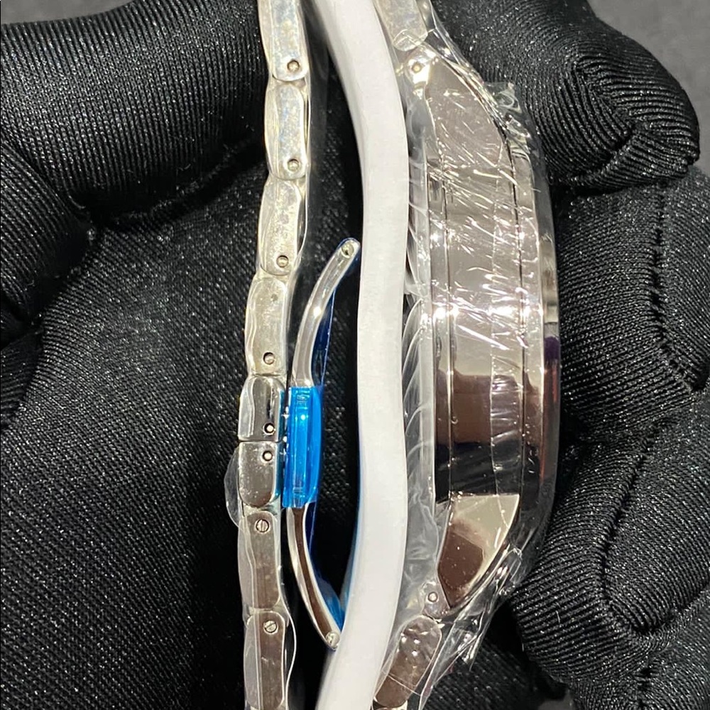 NIB Black Gucci Watch - Picture 8 of 10